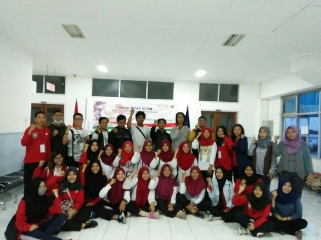 Foto bersama panitia dan peserta Diklat Ruang 60 Jam KSR PMI Unit Udinus